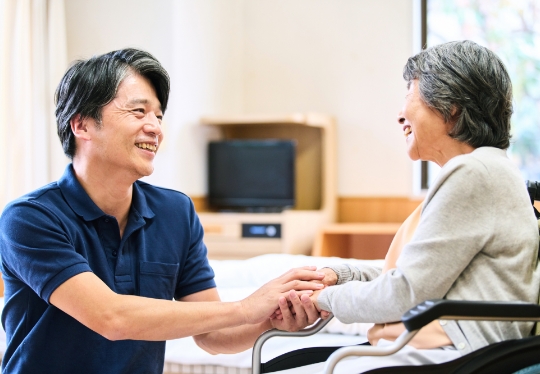 患者と面会する家族の様子